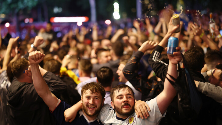 Фанаты сборной Шотландии празднуют ничью 0:0 в Лондоне | Фото: Reuters