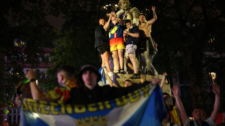 Фанати збірної Шотландії святкують нічию 0:0 в Лондоні | Фото: Reuters