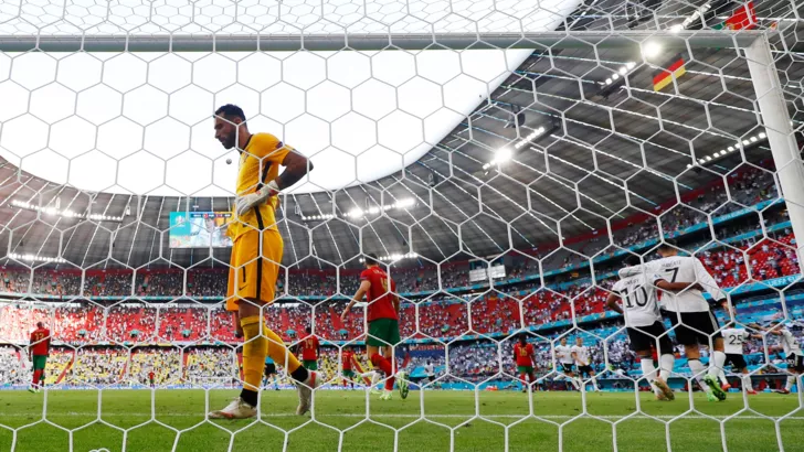 Португальцы забили два автогола в одном матче