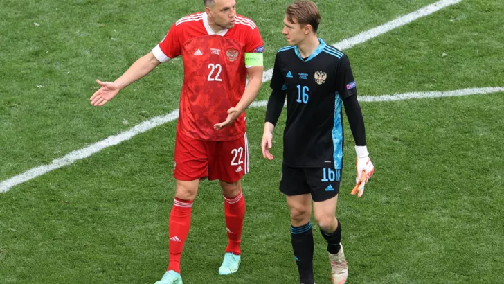 Футболисты России Артем Дзюба и Матвей Сафонов