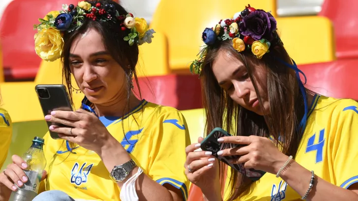 Болельщицы сборной Украины перед стартом матча Украина - Австрия на Евро-2020