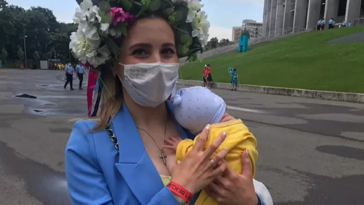 Болельщица с месячным ребенком на матче сборной Украины
