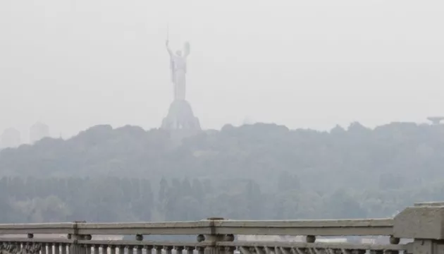 Столицу окутал смог. Фото: Укринформ