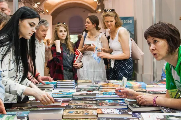Стенди "Книжкового Арсеналу" традиційно збирають десятки і сотні читачів. Фото: Книжковий Арсенал/Facebook