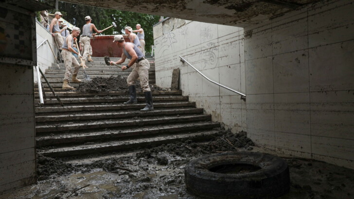 После потопа в Ялте. Фото: REUTERS/Alexey Pavlishak