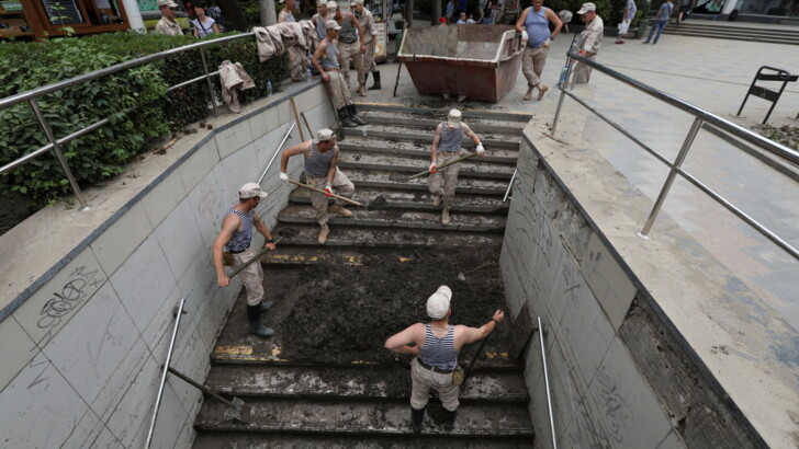 После потопа в Ялте. Фото: REUTERS/Alexey Pavlishak