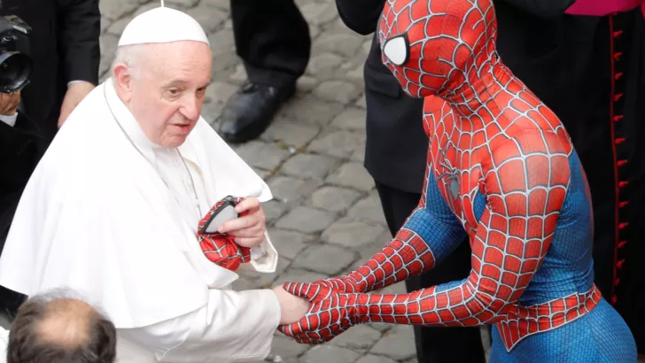 Папа Франциск и актер в костюме Человека-паука / REUTERS/Remo Casilli