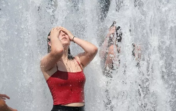 Девушка купается в фонтане. Фото: Getty