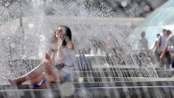 Городяни рятуються від спеки, купаючись у фонтанах. Фото: kiev.vgorode.ua