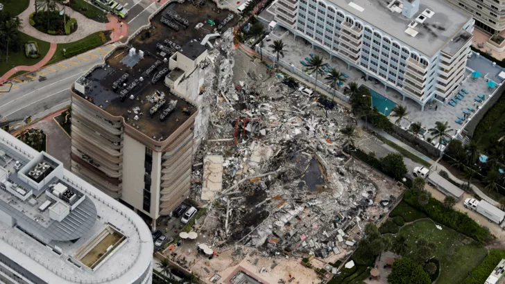 В результате обрушения в пригороде Майами были уничтожены 55 квартир из 136. Фото: REUTERS/Marco Bello