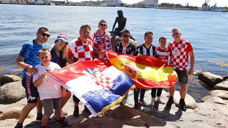 Фанаты сборных Испании и Хорватии