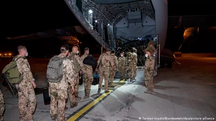 Службовці бундесверу повертаються до Німеччини з Афганістану на чотирьох військових літаках. Фото: DW