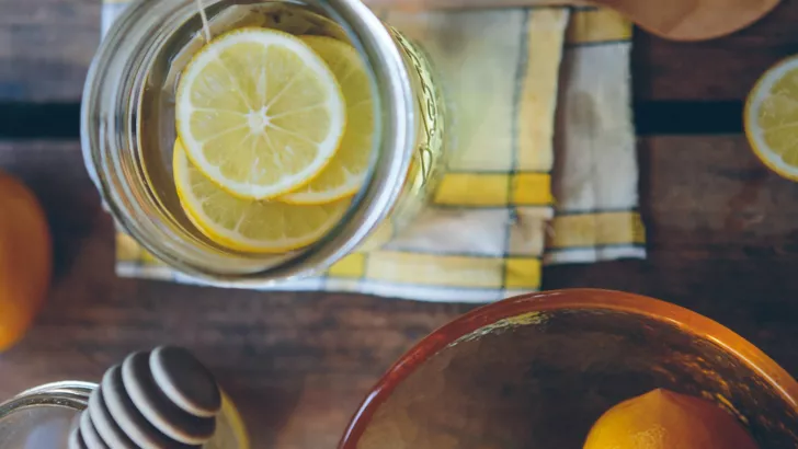 Чай с добавлением лимона, имбиря и меда снижает вредный холестерин