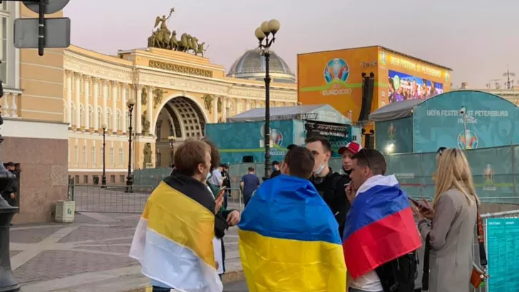 Фанаты с флагами в Санкт-Петербурге