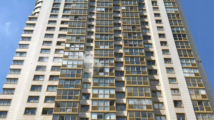 Дым валит из окна квартиры. Фото: Владислав Гарнаев, "Сегодня"