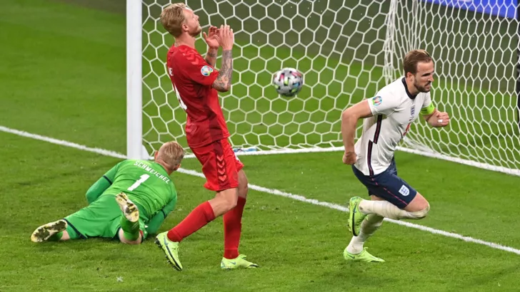 Гарри Кейн забивает победный гол в ворота Каспера Шмейхеля