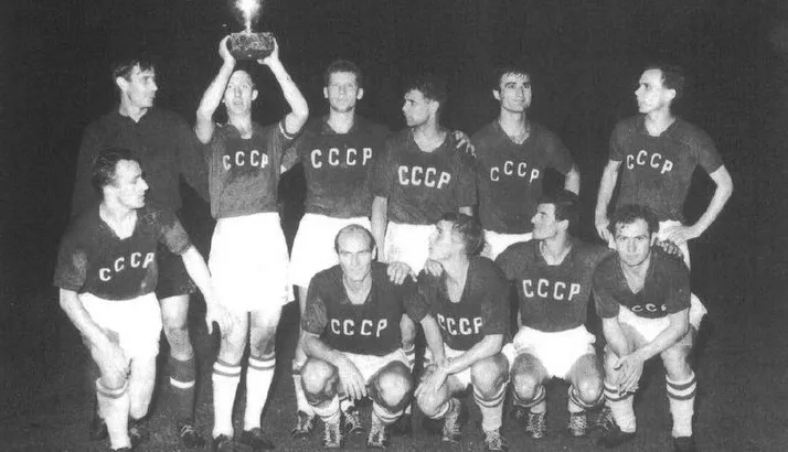 Чемпионы Европы 1960 года, Юрий Войнов - третий справа в верхнем ряду