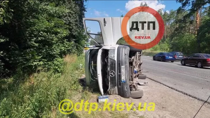 Мікроавтобус з пасажирами зіткнувся з легковиком під Києвом