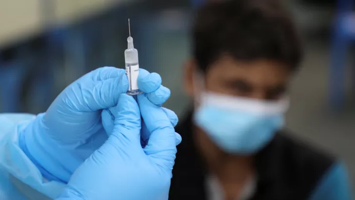 Вакцинація від коронавірусу. Фото: REUTERS/Lim Huey Teng