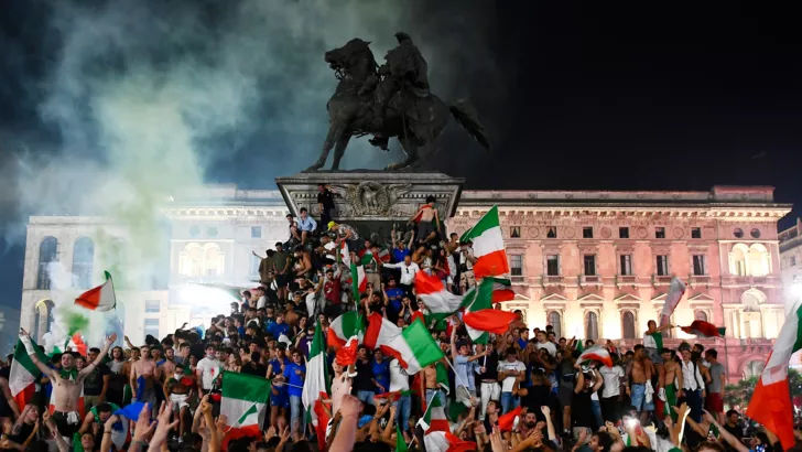 Фанаты сборной Италии празднуют победу