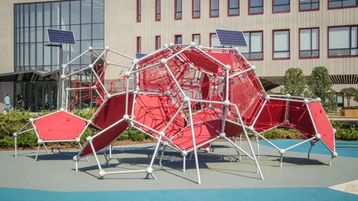 Элемент пространства детской площадки Гимназии А+ в Киеве