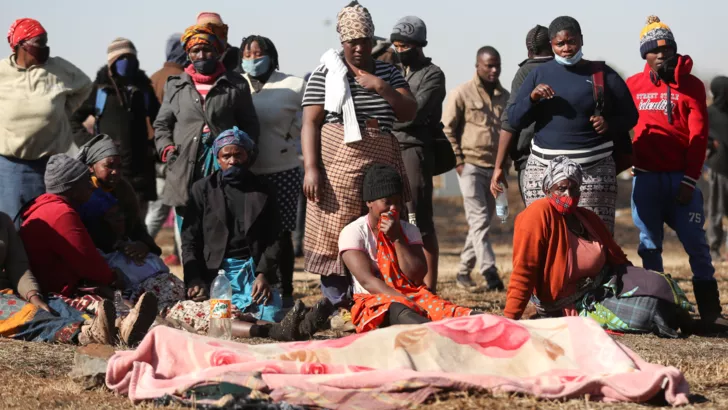 Беспорядки в ЮАР привели к гибели людей. REUTERS/Siphiwe Sibeko