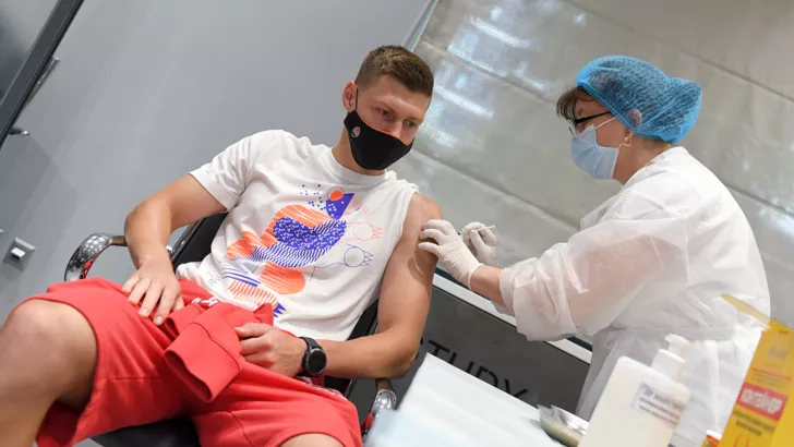 Николай Матвиенко прошел вакцинацию