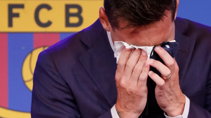 Лионель Месси плачет во время прощания с Барселоной