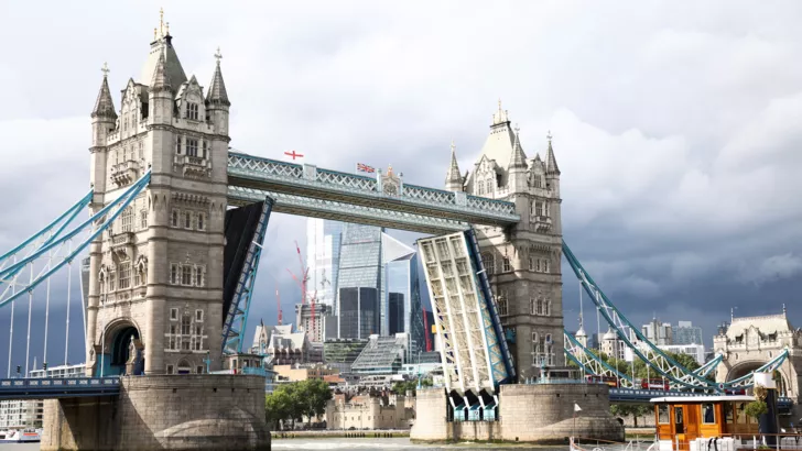 В Лондоне "завис" Тауэрский мост