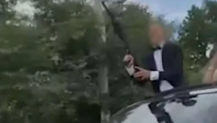 Чоловік їхав по селу на BMW і стріляв з автомату. Фото: скріншот з відео