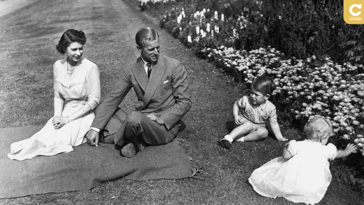 Єлизавета II, принц Філіп та їхні діти принц Чарльз і Ганна (зліва направо)