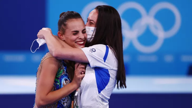 Айелет Зуссман и Линой Ашрам радуются победе на Олимпиаде-2020