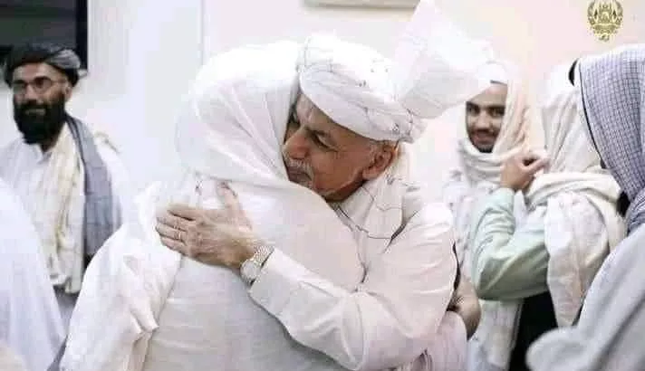 Ашраф Гани обнимает представителя "Талибана"