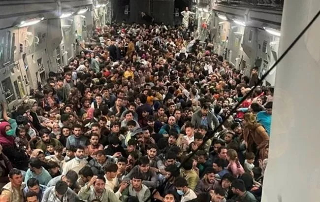 Американський вантажний літак вивіз 640 біженців з Кабула. Фото: Courtesy