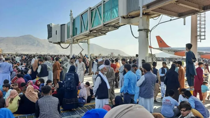 На злітному полі аеропорту Кабула залишаються тисячі афганців. Фото: avianews.com