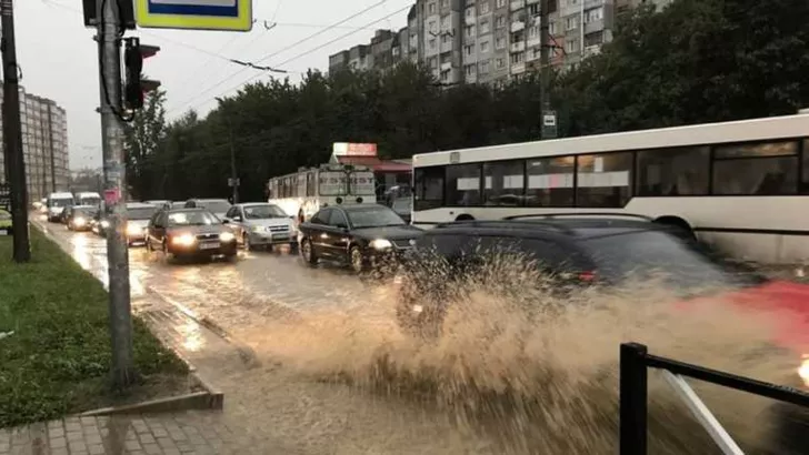 Сильный ливень затопил Хмельницкий. Фото: ye.ua