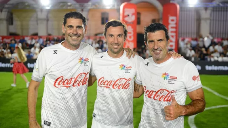 Даріо Срна у компанії легенд світового футбола - Фернандо Йерро і Луїша Фігу