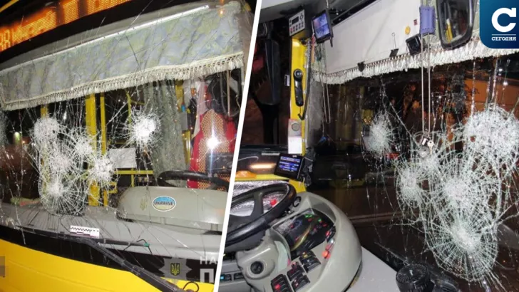 Лобове скло тролейбуса сильно постраждало. Фото: facebook.com/UA.KyivPolice