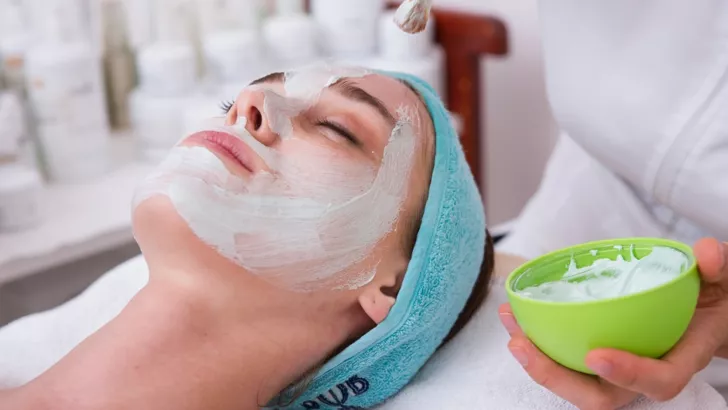 Восстановить кожу лица после лета помогут маски по домашним рецептам