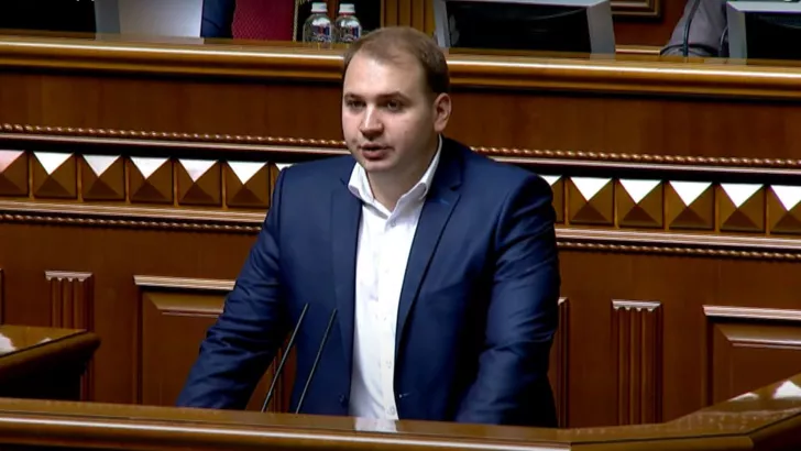 Антон Швачко принял присягу на парламентской трибуне. Скриншот