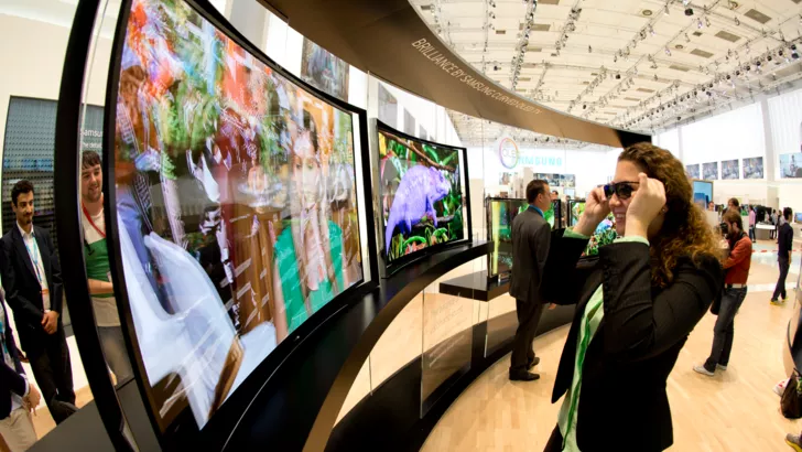 Samsung готовит телевизор с экраном, который может растягиваться