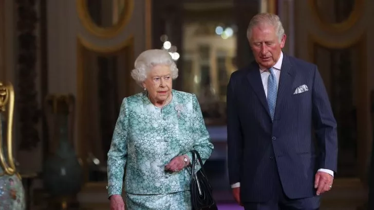 Елизавета II хотела бы, чтобы принц Чарльза отрекся от престола