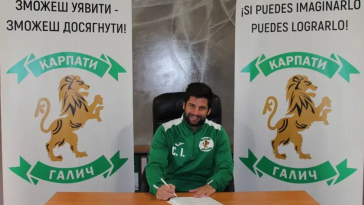 Карлос Инарехос подписывает контракт. Фото ФК Карпаты Галич