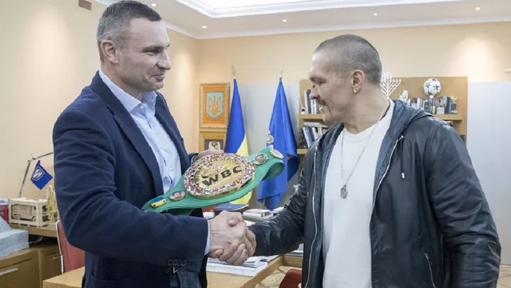 Кличко подарил Усику пояс WBC. Фото: kyiv.klichko.org