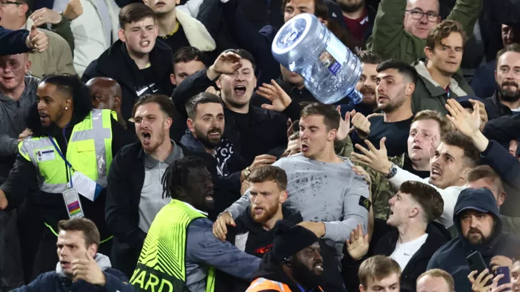На матче Лиги Европы Вест Хэм - Рапид фанаты устроили беспорядки