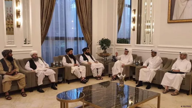 Представники "Талібану" і уряду Катару на переговорах в Досі. Фото: Reuters