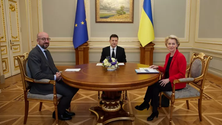 12 октября состоялся саммит Украина – ЕС при участии Мишеля (слева), Зеленского (по центру) и фон дер Ляйен (справа). Фото: president.gov.ua