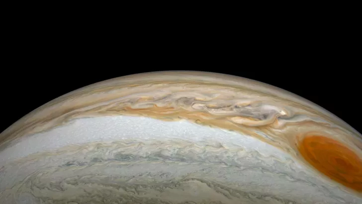 Зонд Юнона предоставил ученым новые данные о Юпитере
