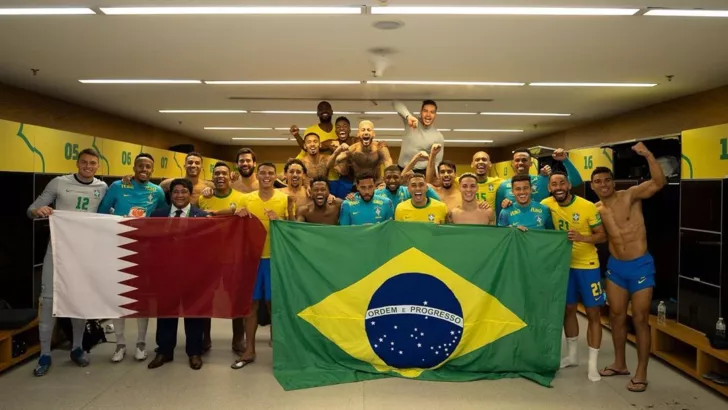 Сборная Бразилии в раздевалке празднует выход на ЧМ-2022