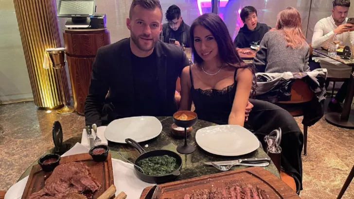 Ярмоленко с женой в лондонском ресторане